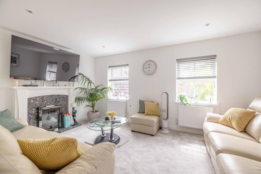 Stylish 3-bed House In Langley, Driveway Parking! Holiday home