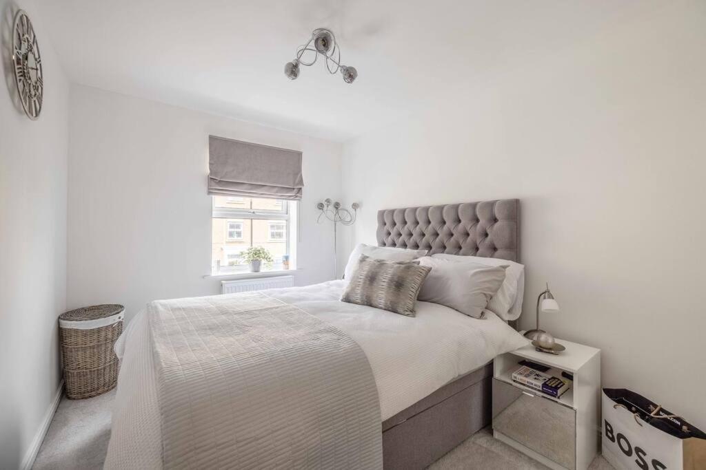 Stylish 3-bed House In Langley, Driveway Parking! *