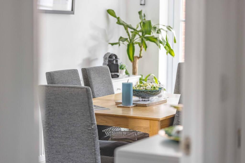 Stylish 3-bed House In Langley, Driveway Parking! Langley Marish