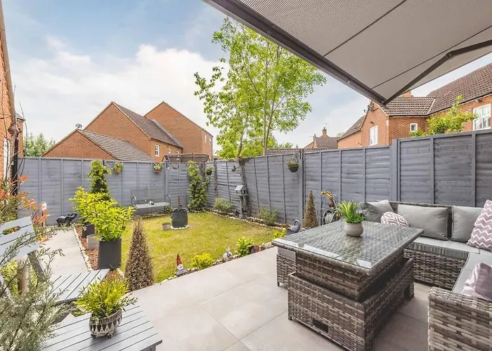 Stylish 3-Bed House In Langley, Driveway Parking!