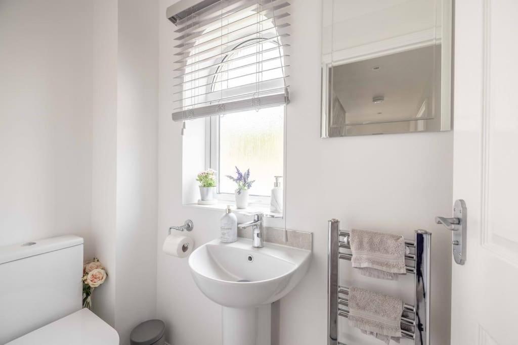Holiday home Stylish 3-bed House In Langley, Driveway Parking! *