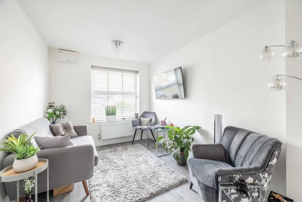 Holiday home Stylish 3-bed House In Langley, Driveway Parking!
