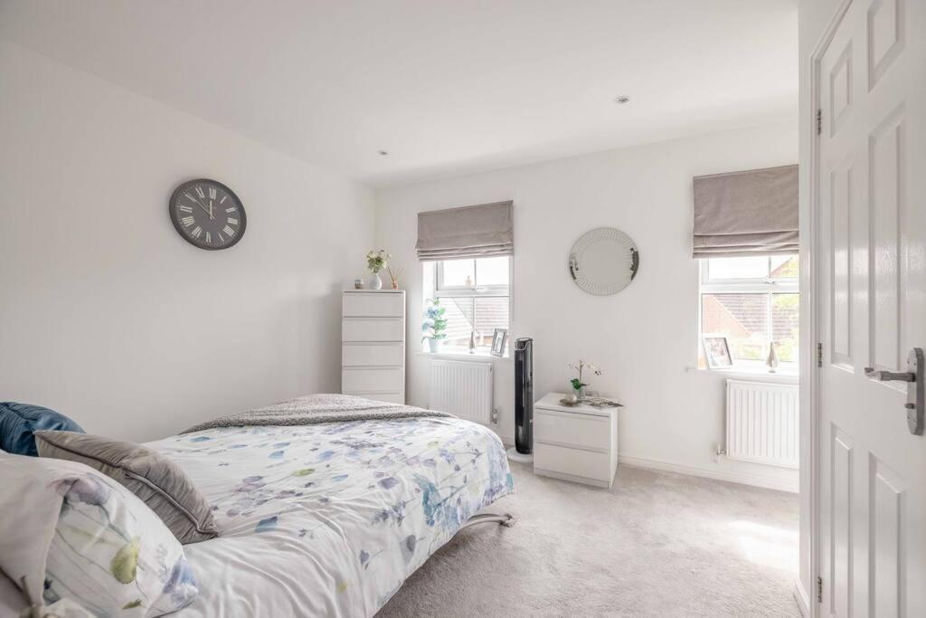 Stylish 3-bed House In Langley, Driveway Parking! *