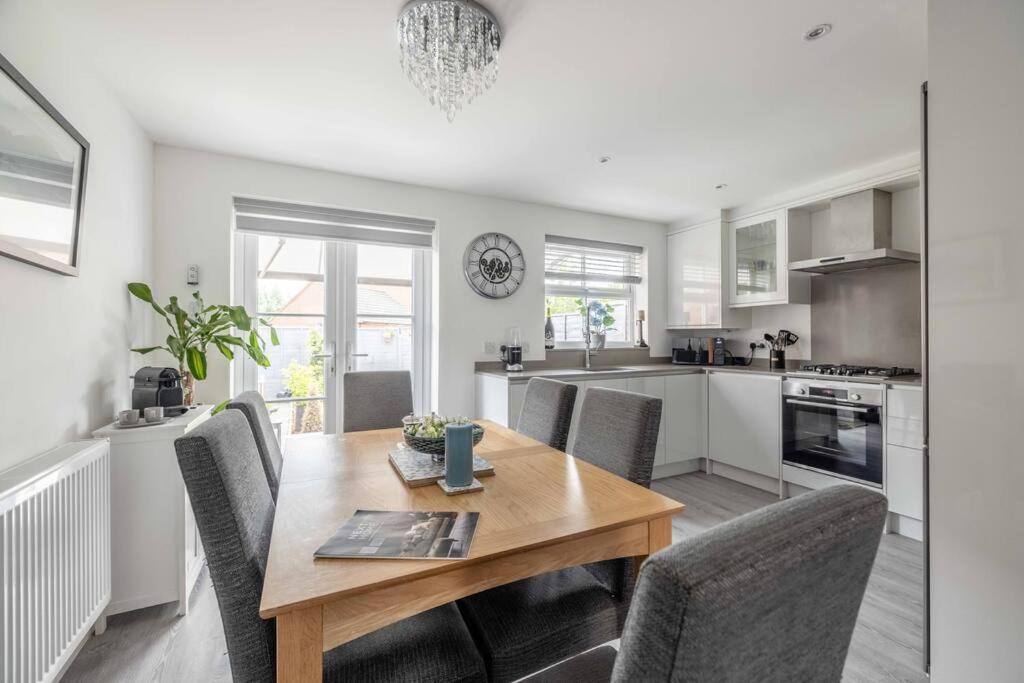 Stylish 3-bed House In Langley, Driveway Parking! Langley Marish