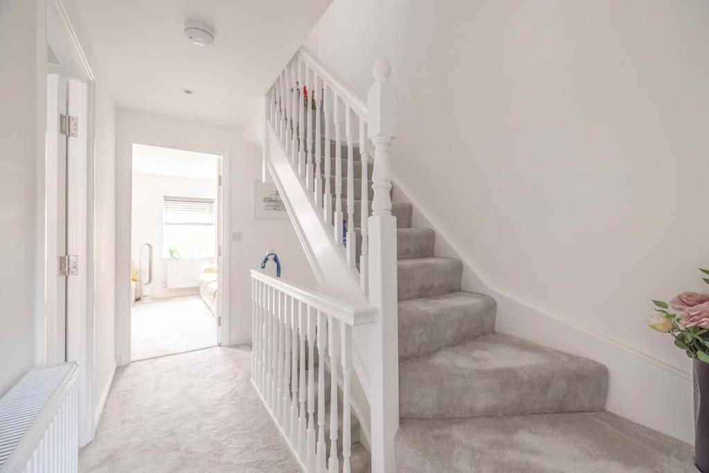 Holiday home Stylish 3-bed House In Langley, Driveway Parking! *