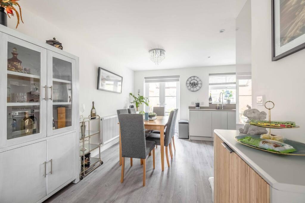 Stylish 3-bed House In Langley, Driveway Parking! Holiday home