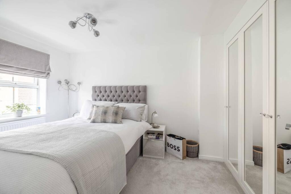 Stylish 3-bed House In Langley, Driveway Parking!
