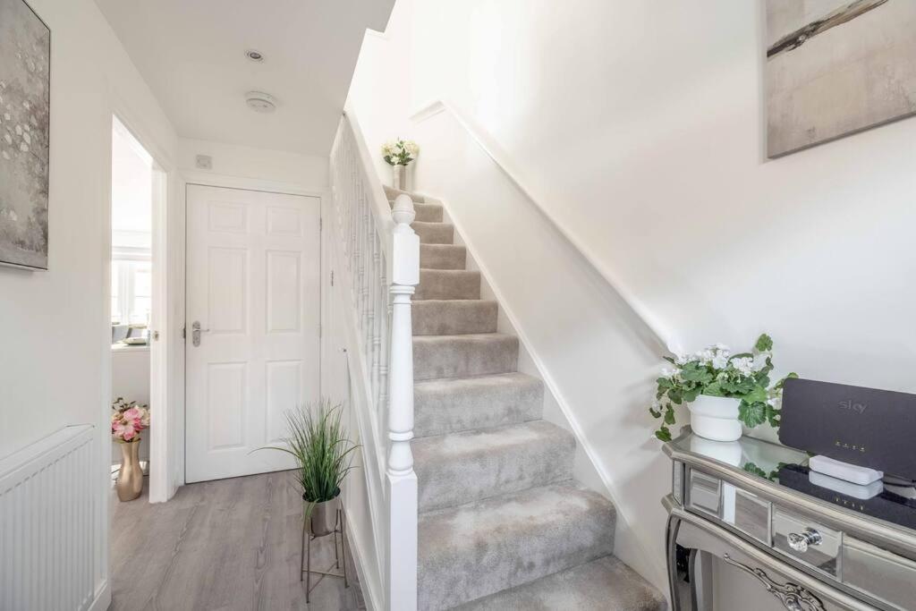 Stylish 3-bed House In Langley, Driveway Parking! Langley Marish