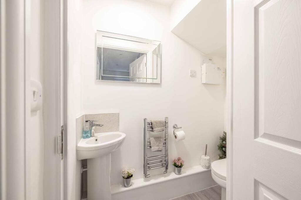 Stylish 3-bed House In Langley, Driveway Parking! Langley Marish