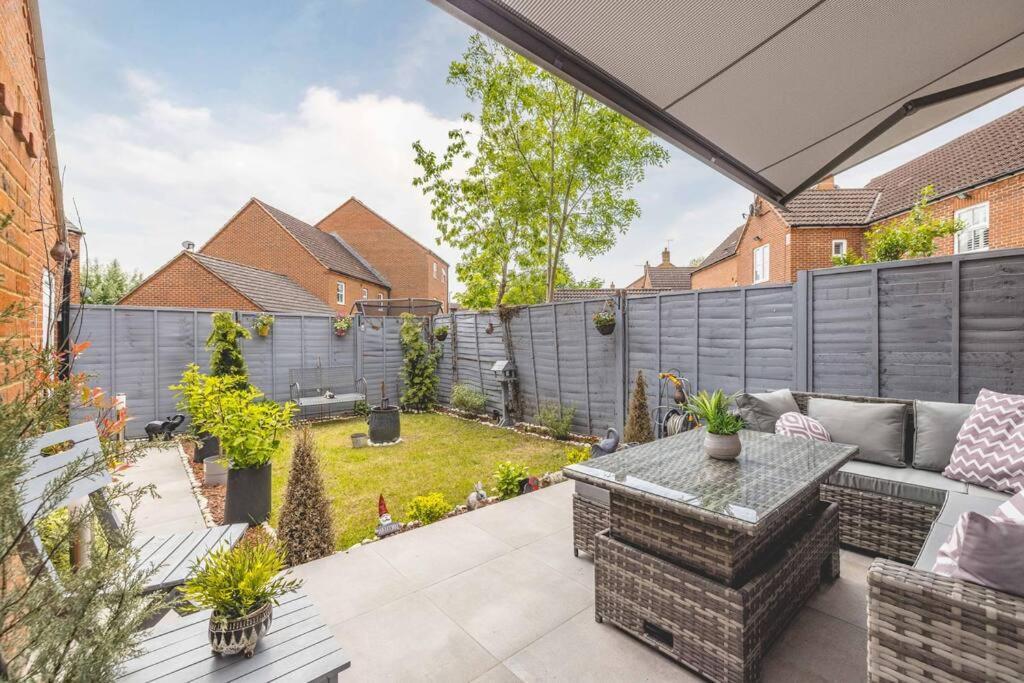 Holiday home Stylish 3-bed House In Langley, Driveway Parking!