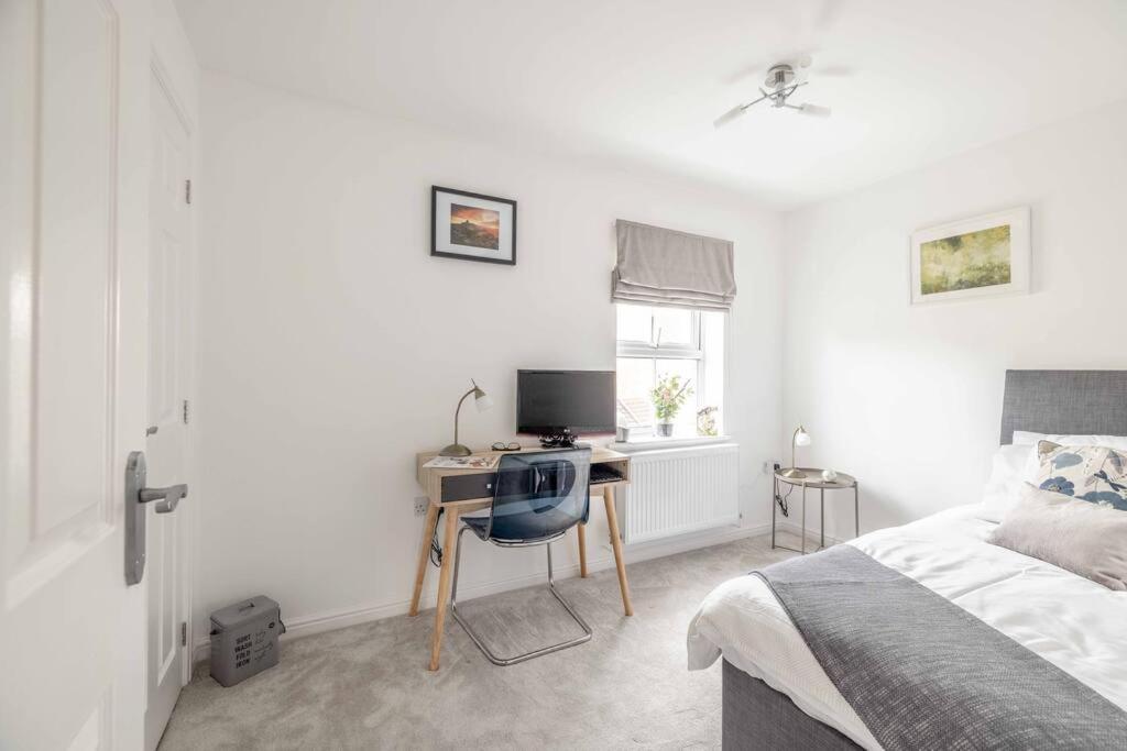 Holiday home Stylish 3-bed House In Langley, Driveway Parking!