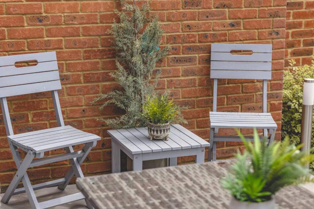 Stylish 3-bed House In Langley, Driveway Parking! *