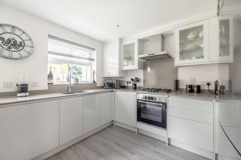 Holiday home Stylish 3-bed House In Langley, Driveway Parking! *