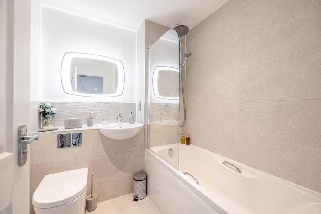 Stylish 3-bed House In Langley, Driveway Parking! Holiday home Langley Marish