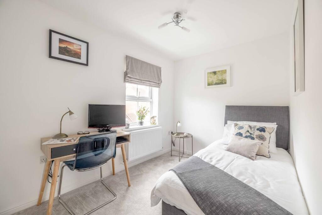 Stylish 3-bed House In Langley, Driveway Parking! Holiday home