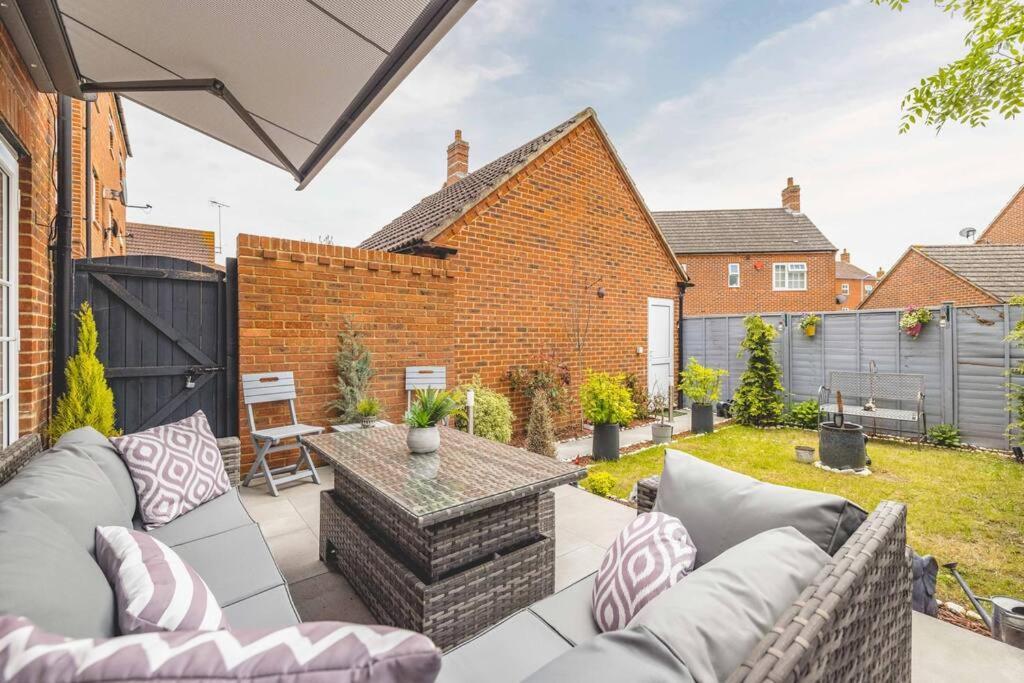 Stylish 3-bed House In Langley, Driveway Parking! * Langley Marish
