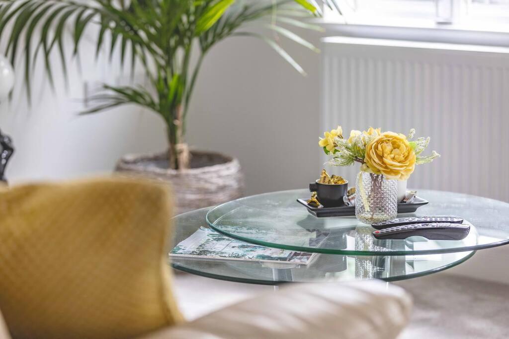 Stylish 3-bed House In Langley, Driveway Parking!